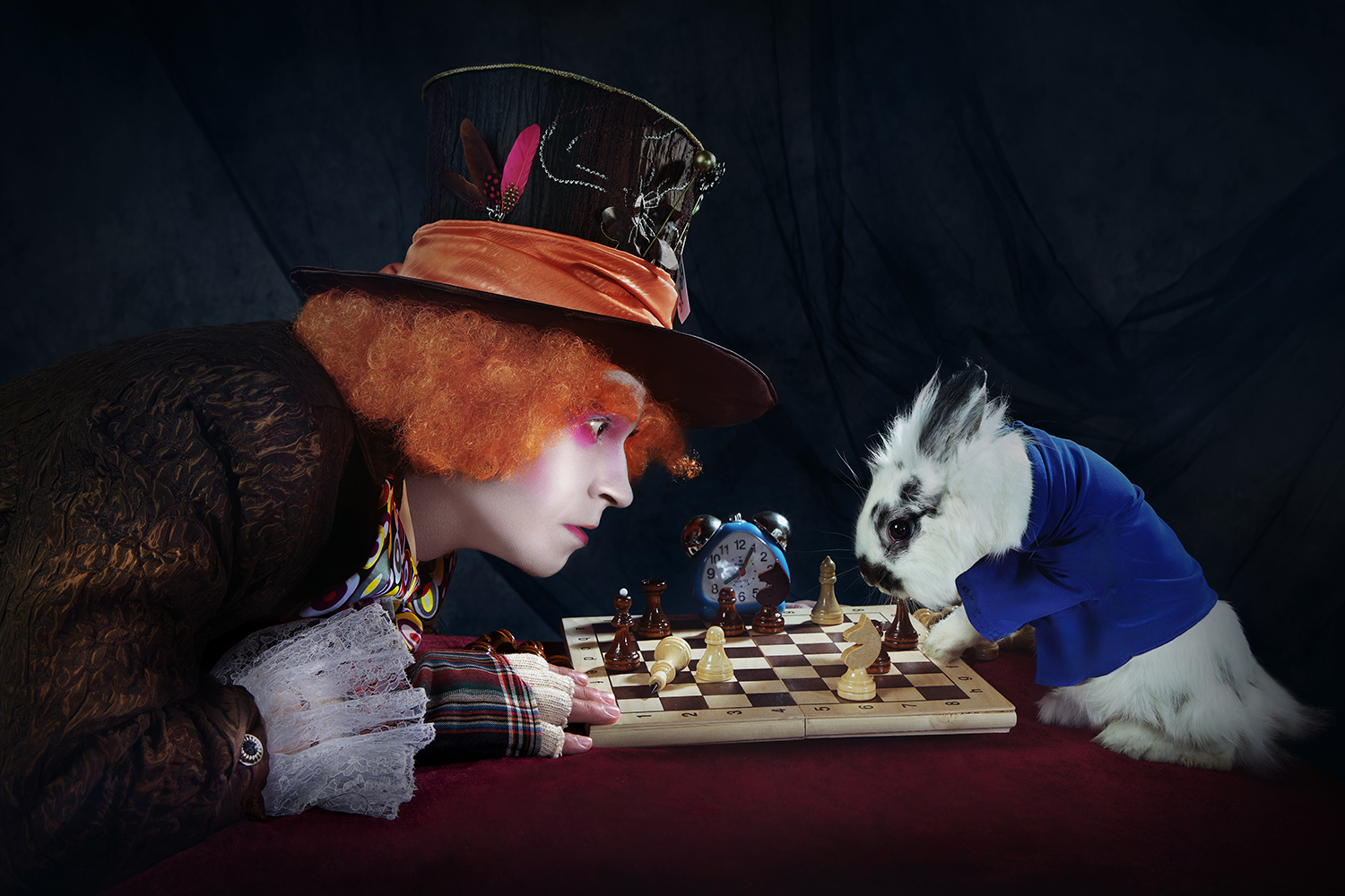 Бывший король победил кролика героя. Алиса в Зазеркалье Шляпник. Шляпник Алиса в стране чудес. Алиса в Зазеркалье Алиса и Шляпник.