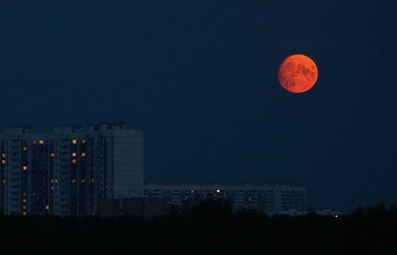 Берлин: суперлуние и красная Луна