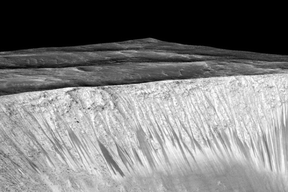 НАСА доказало существование жидкой воды на Марсе