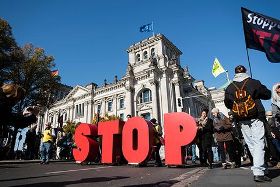 Демонстрация в Берлине: немцы против «ножек Буша»