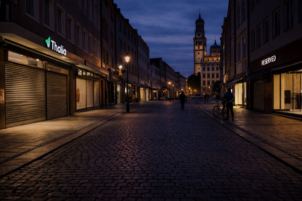 Вечерний спад торговли в центре Аугсбурга