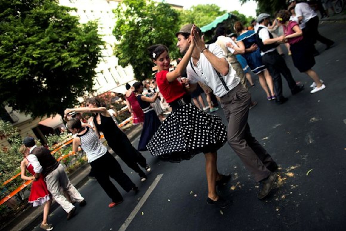 Вечером будут танцы. Танцы на улице. Танцующие люди на улице. Танцы на улицах города.