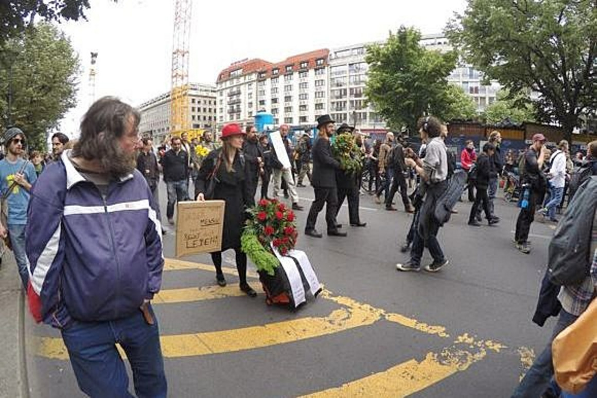 Adidas berlin 2022. Берлинбрандербурские ворота 1945. Берлин события. Германия люди на улицах. Берлин германская империя.