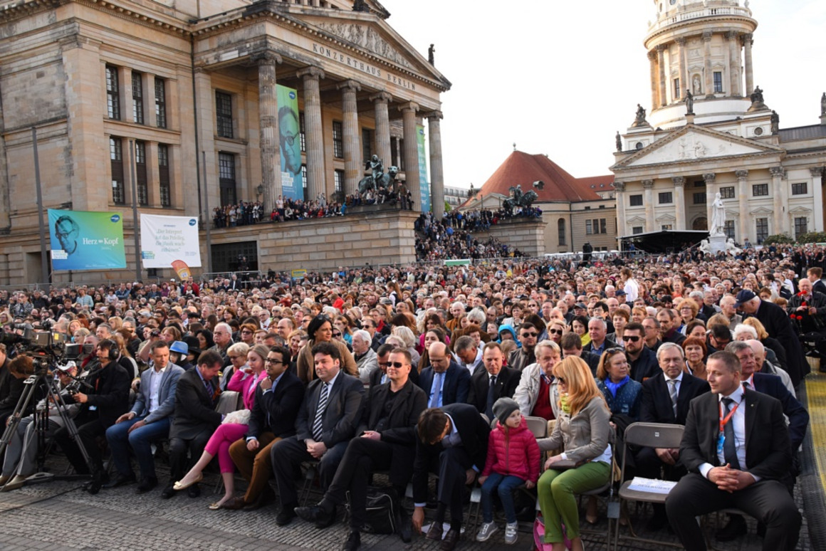Берлин концерт. Концерт в берлине 2014. Концерт в берлине 2014. Концерт у бранденбургских ворот. Концерт в парке.