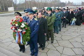 Возложение цветов к памятникам советским воинам