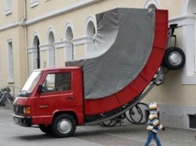 Карлсруэ: скульптуру «Грузовик» оштрафовали за неправильную парковку