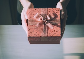 Можно ли дарить учителю подарки в Германии?