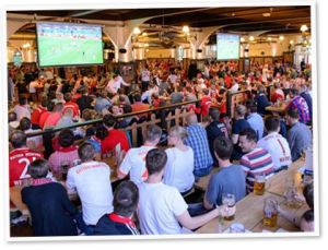 Трансляция футбольных матчей в пивном ресторане Hofbräu в Берлине