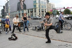 БЕРЛИНЦЫ ОТМЕЧАЮТ ДЕНЬ НЕМЕЦКОГО ЕДИНСТВА