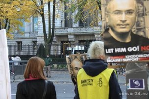 ПИКЕТ В ПОДДЕРЖКУ МИХАИЛА ХОДОРКОВСКОГО В БЕРЛИНЕ