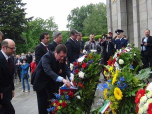 «ПОКЛОНИМСЯ ВОЕННЫМ ТЕМ ГОДАМ…»