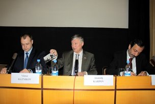 КАРПОВ НАЧИНАЕТ И ВЫИГРЫВАЕТ