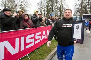 Силач справился с двенадцатью автомобилями