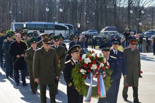 «За нами Россия, Москва и Арбат...»