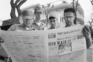 Человек гуляет по Луне