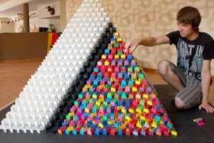 Германия: самая большая пирамида из домино