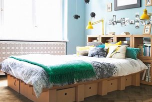 Студенты выбирают мебель из картона