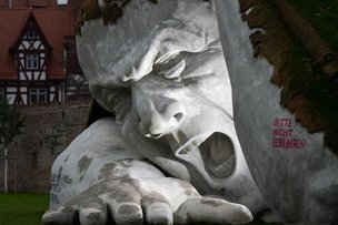 «Разорванный» занавес