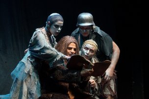 Диоптрии гротеска: театр «У Моста» в Берлине