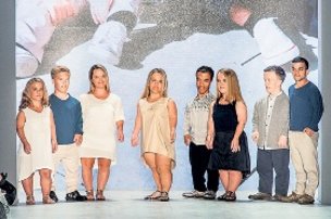 BERLIN FASHION WEEK: карлики покорили зрителей