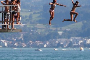 Берлинцы штурмуют открытые бассейны