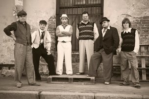 «Ля-Миноръ » в Hangar 49: шансон, ска, уличный клизмер