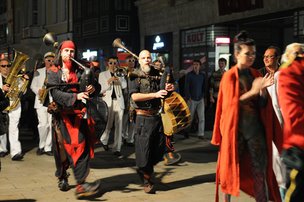 Духовой оркестр и двойник Майкла Джексона на Фестивале Пассажей в Лейпциге