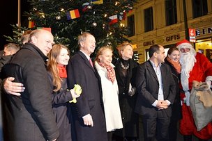Checkpoint Charlie: рождественская ёлка по-американски 