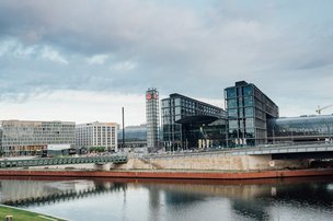 Берлин: беженцы дарят немкам цветы 