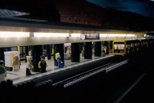 Первый в мире поезд метро из LEGO появился в Берлине