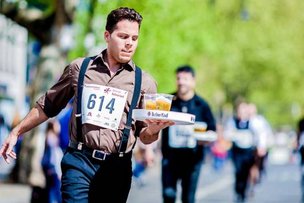 Kranzler Eck: «Забег официантов»