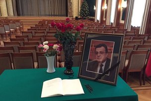 Когда стреляют в Посла страны, то стреляют и в саму страну