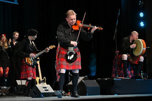 Шотландская волынка и русский граф на сцене Русского Дома