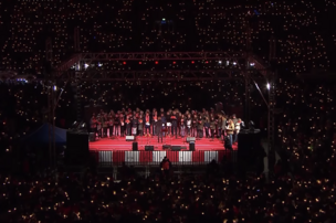 Футбольные фанаты поют под Рождество в Берлине