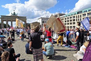 Демонстрация протеста в Берлине. COVID19: ограничительные меры продлеваются
