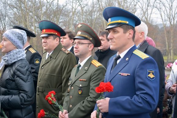 Возложение цветов к памятникам советским воинам