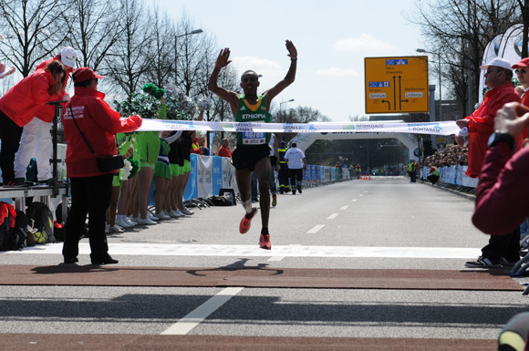 Бегун из Эфиопии стал победителем Лейпцигского марафона