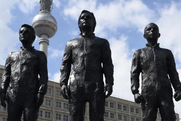 В Берлине были представлены статуи Эдварда Сноудена и Джулиана Ассанжа