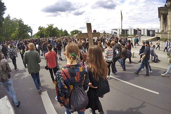 Марш в память о погибших мигрантах в Берлине