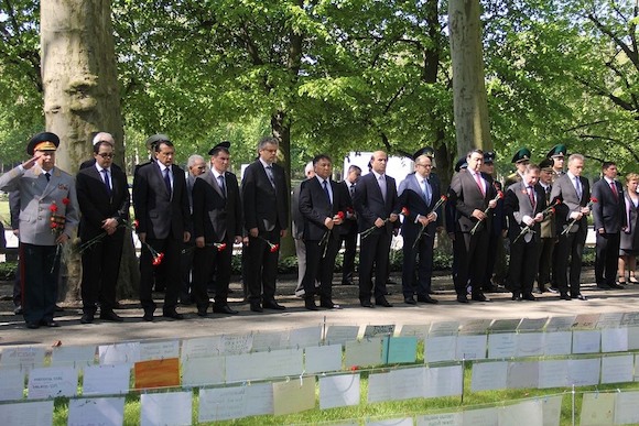 Акция «Солдатские имена на Братских могилах» 8-9 мая 2016 на мемориале Трептов-парк