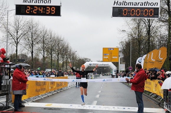 Ник Ихлов из Лейпцига стал победителем 43-го Лейпцигского марафона