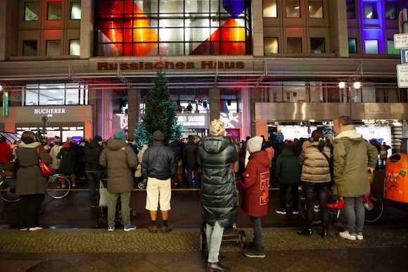 Русский дом зажег огни на новогодней елке в Берлине