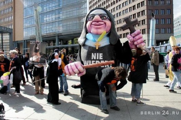 АНТИПАПСКИЕ ПРОТЕСТЫ В БЕРЛИНЕ