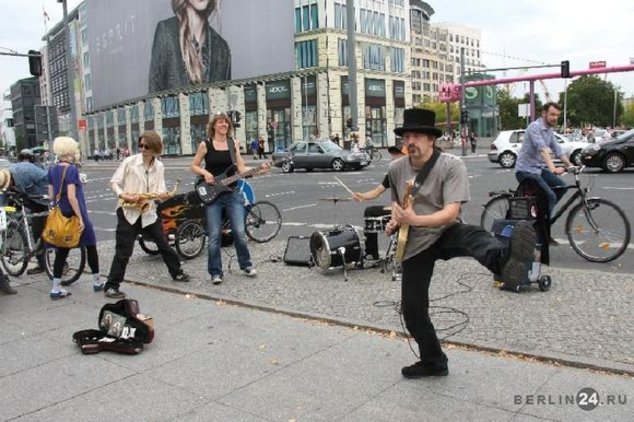 БЕРЛИНЦЫ ОТМЕЧАЮТ ДЕНЬ НЕМЕЦКОГО ЕДИНСТВА