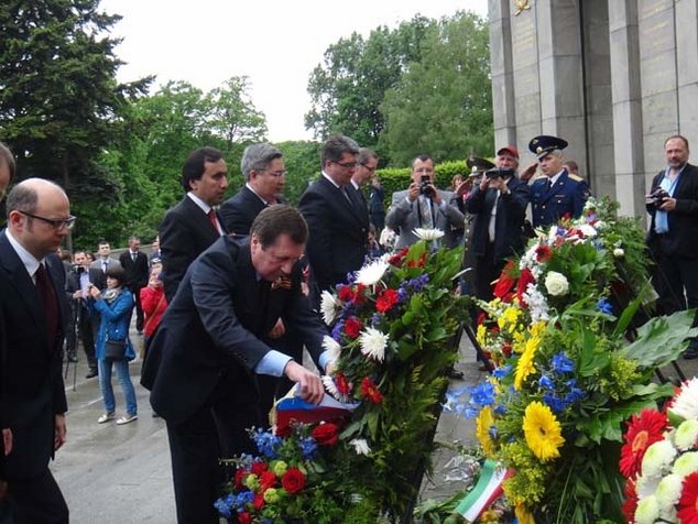 «ПОКЛОНИМСЯ ВОЕННЫМ ТЕМ ГОДАМ…»