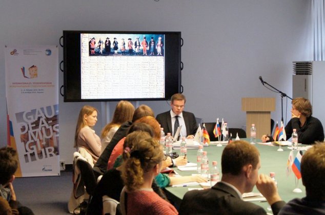 ГОВОРИТЬ, ЧТОБЫ ДОВЕРЯТЬ ДРУГ ДРУГУ