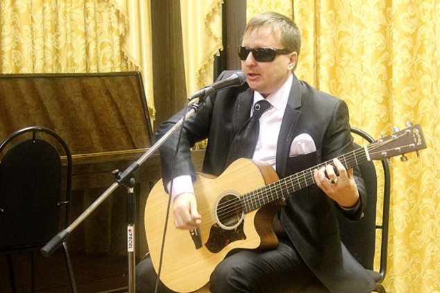 Первый слепой телеведущий в России