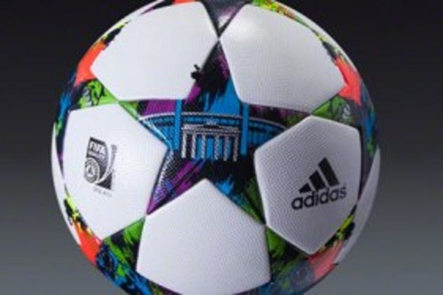 Официальный мяч Лиги чемпионов: Бранденбургские ворота и медведи