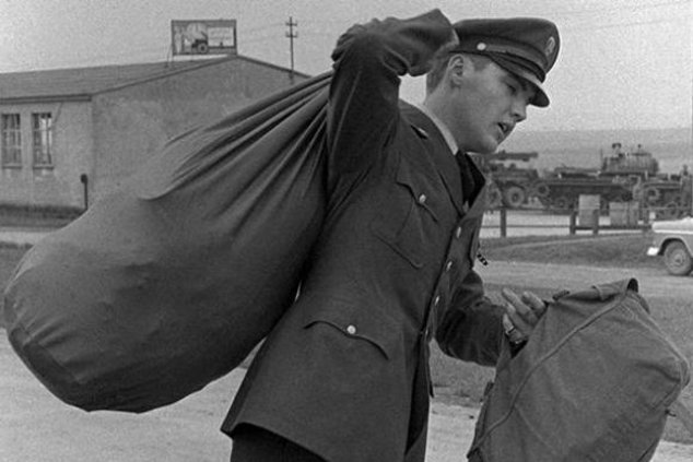 Элвис Пресли в солдатской форме