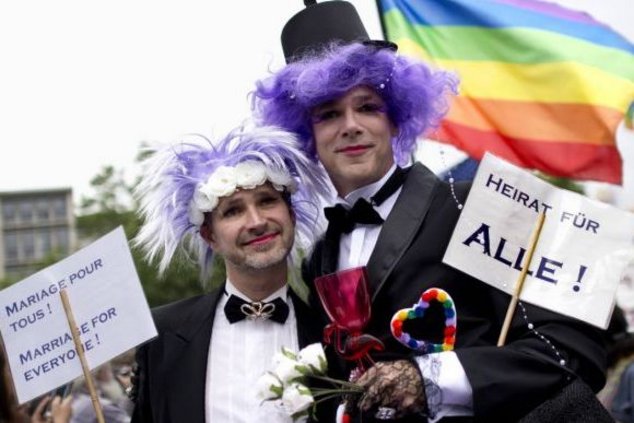 Берлин требует однополых браков